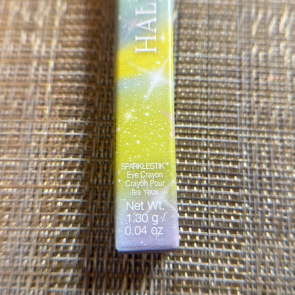 Half Magic Eyeshadow Crayon - Picture 2 of 3